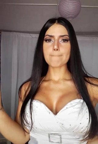 Violetta Ortiz (@violettasoyyo) #cleavage  #big boobs  «será que lo conquiste? o lo asuste?»