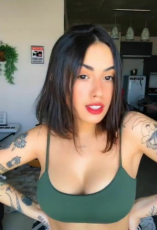 Vitoria Marcilio (@vitoriamarcilioo) #tattooed body  #cleavage  #bouncing boobs  #crop top  #green crop top  «ficou muito ruim? To tentando...»