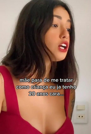 Vitoria Marcilio (@vitoriamarcilioo) #cleavage  #bouncing boobs  #crop top  #red crop top  «Kkkkkkkk #humor #mae»