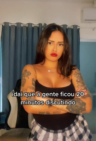 Vitoria Marcilio (@vitoriamarcilioo) #tattooed body  #cleavage  #bouncing boobs  #top  #black top  «Kkkkkkk eu IB/ @juu_almeidaa2»