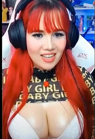 Katherine Cal Afú (@windygirk) #cleavage  #big boobs  #bra  #white bra  #sexy  «¿Este impostor es hacker...»