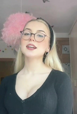 Aaamalia (@aaamalia) #cleavage 