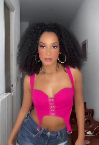 Aina da Silva (@ainadsilva) #cleavage  #crop top  #pink crop top  #shorts  «Final un poco fail Solo se...»