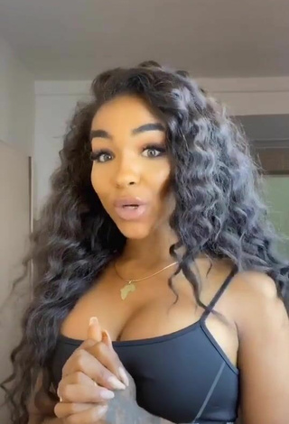 Alicia Awa (@aliciaawa) #cleavage  #tattooed body  #crop top  «Bester Film auf Erden  ❤️ wer...»