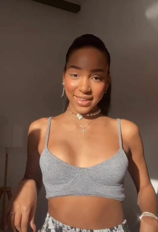 Alisha Kone (@alishhaa) #cleavage  #crop top  #grey crop top  #bouncing boobs  «Ну не знаю.....»