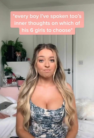 Anastasia Kingsnorth (@anastasiakingsnorth) #cleavage  «The accuracy of THIS»