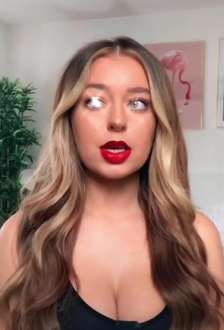 Anastasia Kingsnorth (@anastasiakingsnorth) #cleavage  #red lips  «Just friends #primevideo #ad...»