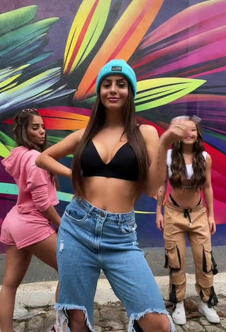 Bianca Jesuino (@biancajesuino_) #booty dancing  #tattooed body  #belly button piercing  #bra  #black bra  #jeans pants  #cleavage 