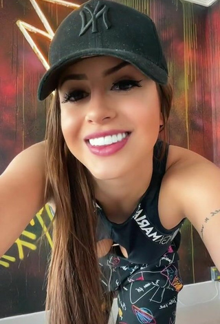 Bianca Jesuino (@biancajesuino_) #sport bra  #pants  #tattooed body  #cleavage  «Se essa bunda fosse minha…»