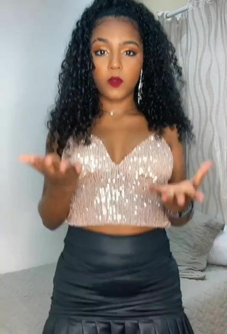 Radija Pereira (@euradijapereira) #crop top  #cleavage  #tattooed body  #sequin crop top  #skirt  #black skirt  «Eu e minhas personalidades...»
