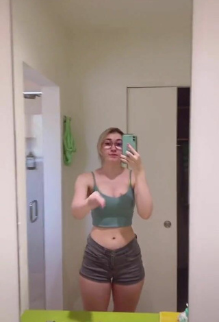 Sydney (@howdyhowdyyall1) #crop top  #olive crop top  #cleavage  #shorts  «They know us so wel #howdy...»