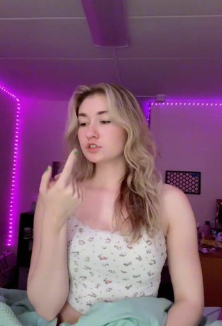 Sydney (@howdyhowdyyall1) #crop top  #cleavage  «Nothing to say for myself just...»