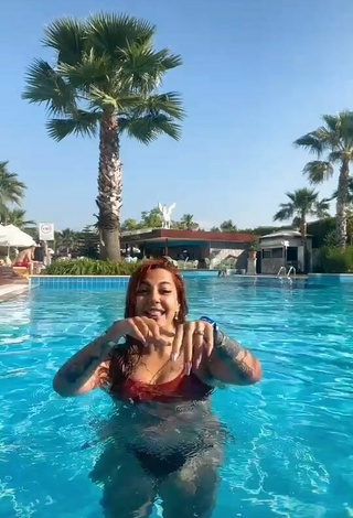 ingizem34 (@ingizem34) #cleavage  #tattooed body  #swimming pool  #bikini top  «Bugün saçlar çıkıyor iki gün...»