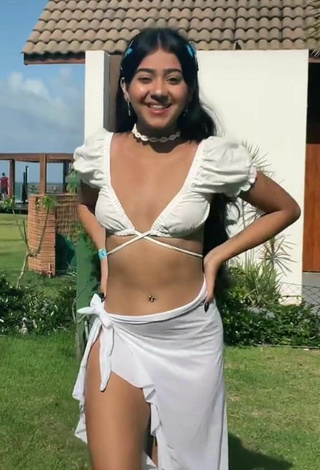 Rebeca Barreto (@becaa_silva) #belly button piercing  #crop top  #white crop top  #skirt  #white skirt  «@zoifishh»