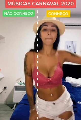 Pamella Fuego (@bypamellaa) #bouncing boobs  #big boobs  #cleavage  #tattooed body  #crop top  #peach crop top  #belly button piercing  #booty shaking  «E aí qual vcs conhecem? EU...»