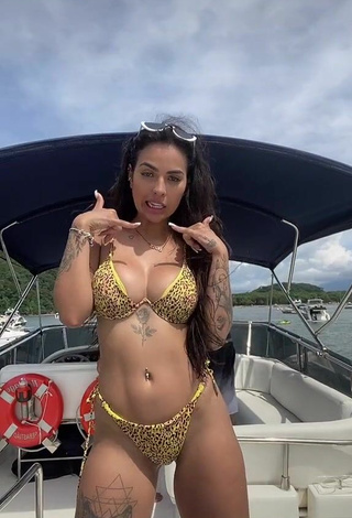 Pamella Fuego (@bypamellaa) #boat  #big boobs  #cleavage  #belly button piercing  #tattooed body  #bikini  #leopard bikini  «Da saga dançando e se...»