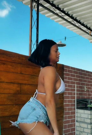 Maria Clara Garcia (@claragnds) #bikini top  #booty shaking  #belly button piercing  #cleavage  #white bikini top  #dance  «gnt de quem é essa dc perfeita...»