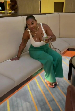 Danielle Sylvester (@danny_sylvester) #cleavage  #big boobs  #top  #white top  #pants  #green pants  «I’m a solid 8!»
