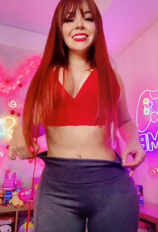 Danyan Cat (@danyancatsq) #big boobs  #big butt  #booty shaking  #sport bra  #red sport bra  #cleavage  #leggings  #grey leggings  #red lips  «Yo también quería hacer el trend...»