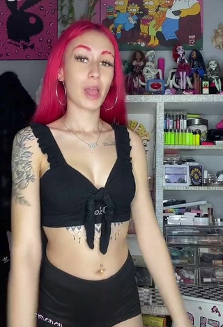 Candela Sartorius (@candelasartorius02) #cleavage  #crop top  #black crop top  #shorts  #black shorts  #tattooed body  «Tiktok deja de borrarme cosas»