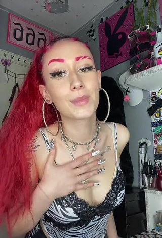 Candela Sartorius (@candelasartorius02) #tattooed body  #crop top  #zebra crop top  #cleavage  «Lo vuelvo a subir porque amo la...»