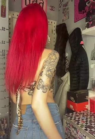 Candela Sartorius (@candelasartorius02) #tattooed body  #cleavage  #crop top  #leopard crop top  «Dios que mal me sale»
