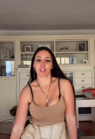 Carla Flila (@carlaflila) #big boobs  #cleavage  #booty shaking  #top  #beige top  «Muévelo sacúdalo»