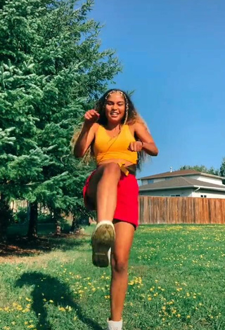 Cassidy J (@casssidy_j) #booty shaking  #crop top  #yellow crop top  #shorts  #red shorts  «Someone teach me how to do the...»