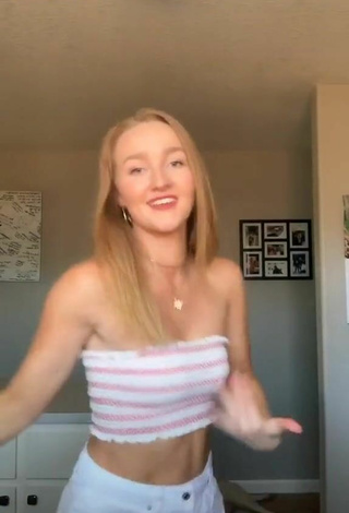 Bailey McManus (@baileymcmanus17) #tube top  #striped top  «What are my hands at the end...»