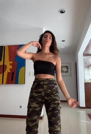 Dany Gutiérrez (@dany.gutierrez) #tube top  #black tube top  #pants  #camouflage pants  «Dia 3 intentando bailar hasta...»