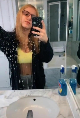 Ella Far (@ellafarrrr) #cleavage  #crop top  #yellow crop top  «atleast I cleaned my mirror #Fyp...»