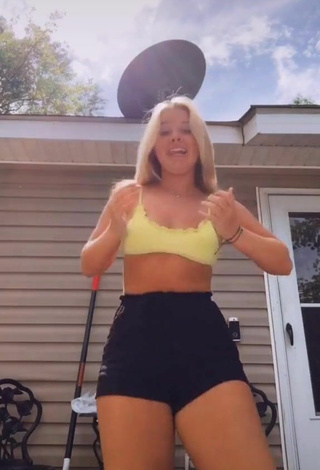 Emily Diane (@emilyxdianee) #crop top  #yellow crop top  #shorts  #black shorts  «I haven’t been able to post...»