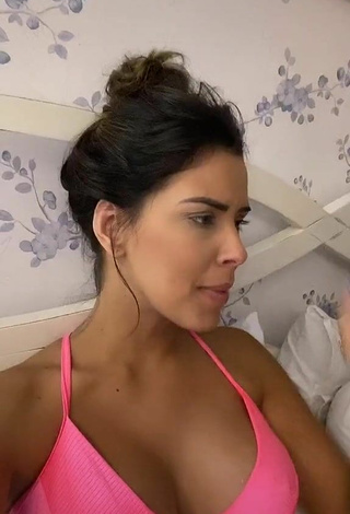 Ivy Moraes (@ivymoraes_) #cleavage  #bra  #pink bra  «Eu escritaaaaa»