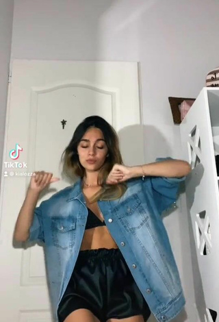 kiki (@kialozza) #cleavage  #bra  #black bra  #sequin bra  #shorts  #black shorts  «Es lo que pude hacer :) | ig:...»