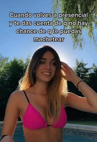 kiki (@kialozza) #bikini top  #pink bikini top  #cleavage  #swimming pool  «Jajajaja | ig: kiaralozza #humor...»
