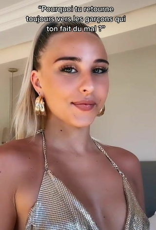 Louisergtt (@louisergtt) #cleavage  #side boob  #pokies  #braless  «Insolente que je suis»