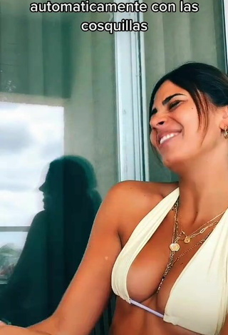 Manu Barrios (@manubarrioos) #cleavage  #bikini top  #white bikini top  #side boob  #underboob  «Cuando me hacen cosquillassss...»