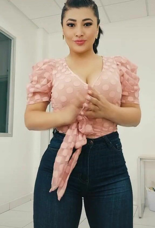 Milagro Flores (@milagrofloresoficial) #cleavage  #big boobs  #booty shaking  #sexy  «feliz jueves»