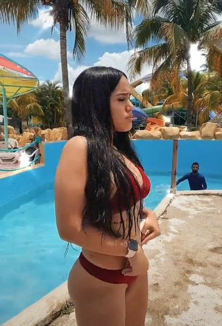 Nicole Diaz (@nicoleddiazz) #cleavage  #side boob  #tattooed body  #bikini  #red bikini  #booty shaking  «Se dieron cuenta»