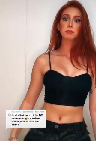 Priscila Caliari (@pricaliari) #crop top  #cleavage  #tattooed body  «Responder a @dany_dias0 dei uma...»