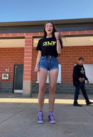 Rachel Pizzolato (@rachel_pizzolato) #top  #jeans shorts  #street 