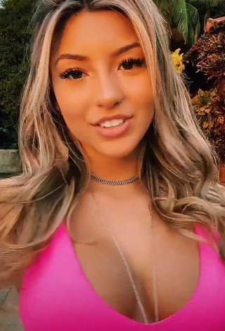 Raffaela Souza (@raffaelasouza_) #cleavage  #top  #pink top  «❤️ #fy #viral #paravoce»