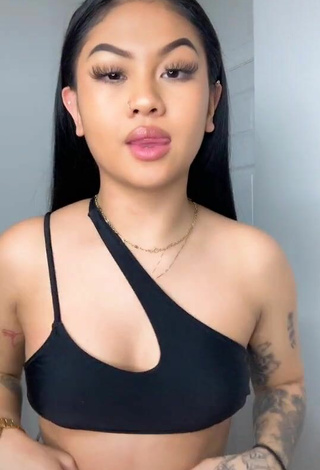 Carly Sarah (@rly.cxrly) #crop top  #cleavage  #tattooed body  #black crop top  «comment ur full name backwards !!»