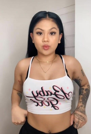 Carly Sarah (@rly.cxrly) #crop top  #cleavage  #tattooed body  #belly button piercing  «mess up ur white tee»