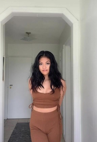 Carly Sarah (@rly.cxrly) #crop top  #cleavage  #tattooed body  #brown crop top  «❤️  #fyp»