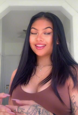 Carly Sarah (@rly.cxrly) #cleavage  #tattooed body  «the fly wanted to be on tiktok...»