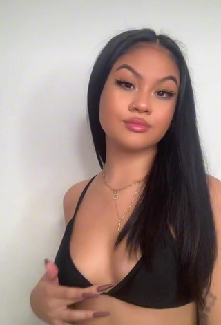 Carly Sarah (@rly.cxrly) #bra  #black bra  #cleavage  #tattooed body  #belly button piercing  «i seen a random girl do this....»