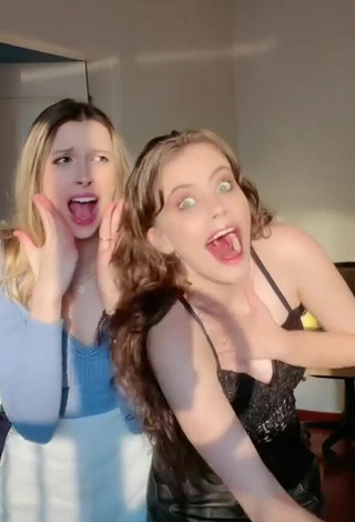 Sarah Femina (@sarahfemina) #cleavage  «esxa dancinha é tudo #fy #viral...»