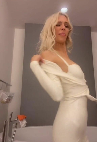 Bunny Barbie (@thebunnybarbie) #cleavage  #bra  #white bra  #skirt  #white skirt  «DO NOT DRINK AND LATEX»