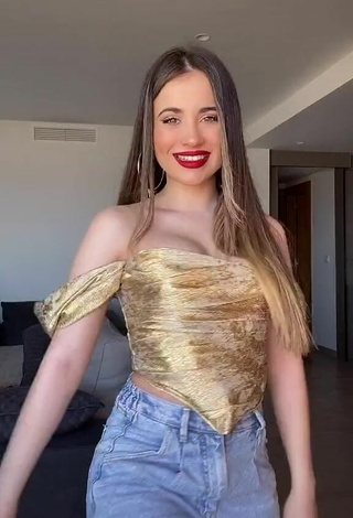 Valeria Monerri (@valeriamonerri) #cleavage  #corset  #golden corset  #jeans pants  #red lips  «Y yo le digooo...❤️»